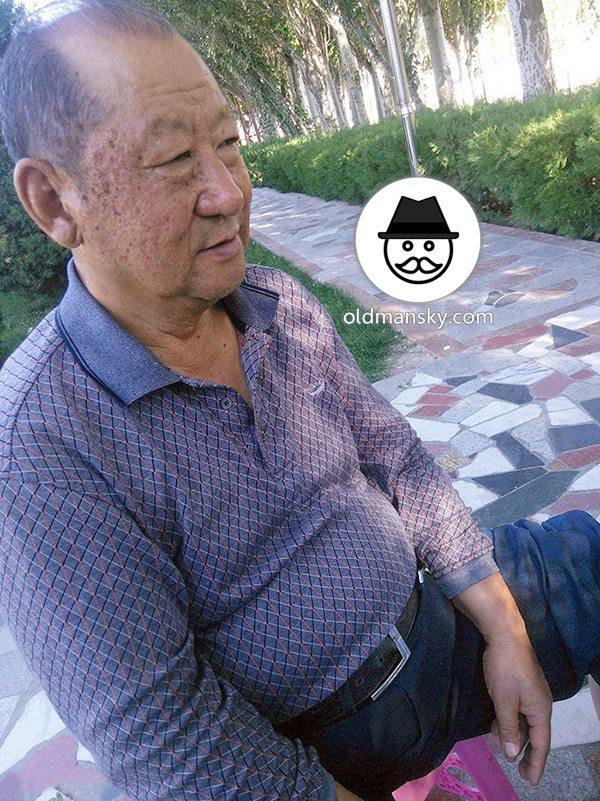 Old daddy wore brown clothes and trousers sat in the park_02