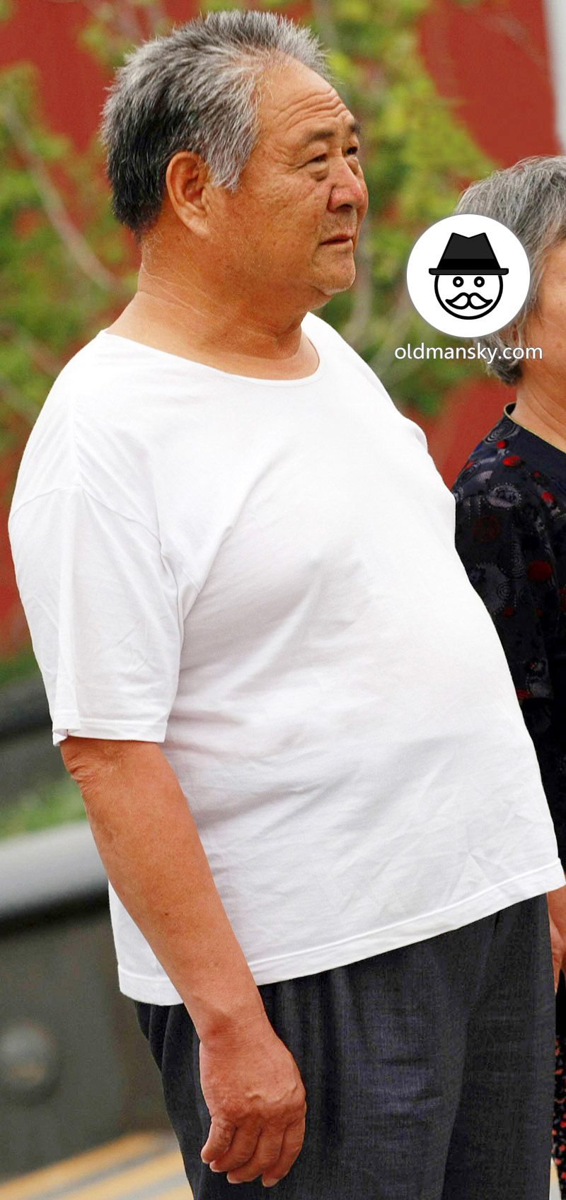 Fat old daddy wore white undershirt walked in the park_06