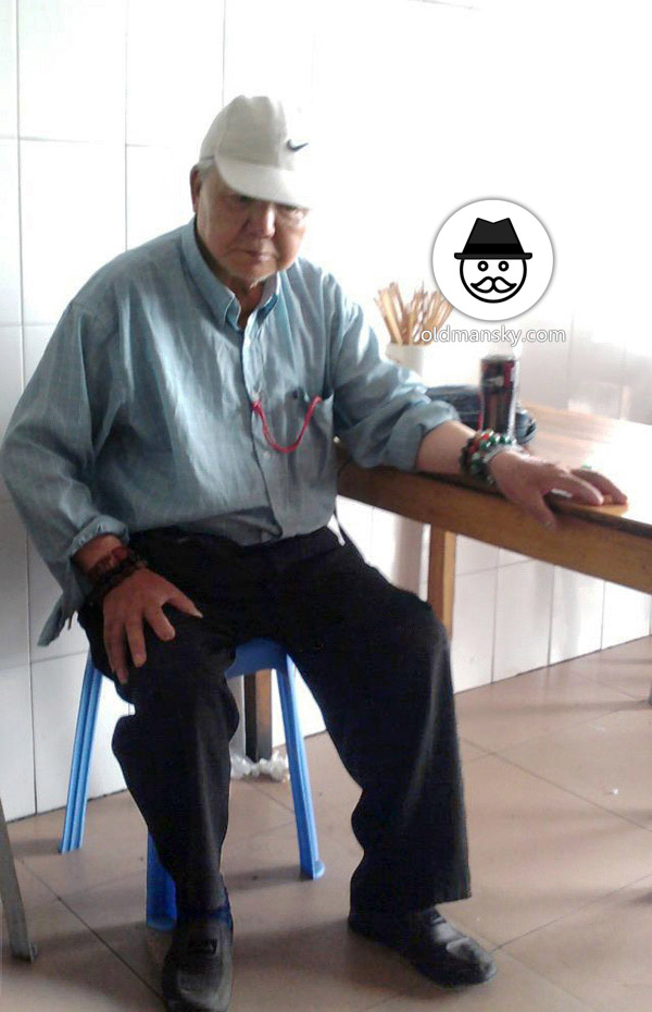 Old man wore blue shirt and a cap had dinner in the restaurant_04