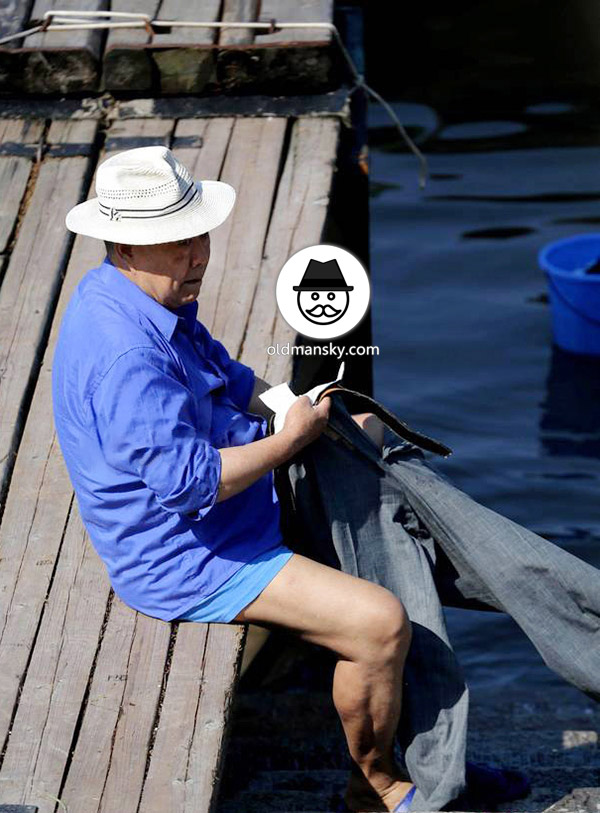 Tourist old daddy wore blue shirt was washing by the river_10
