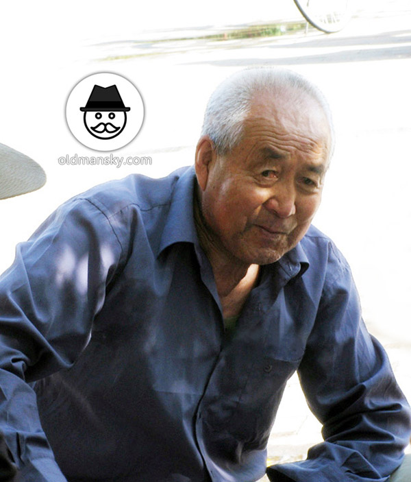 White hair old daddy wore blue shirt was watching people play pokers_05