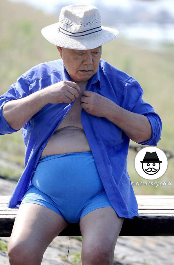 Tourist old daddy wore blue shirt was washing by the river_05