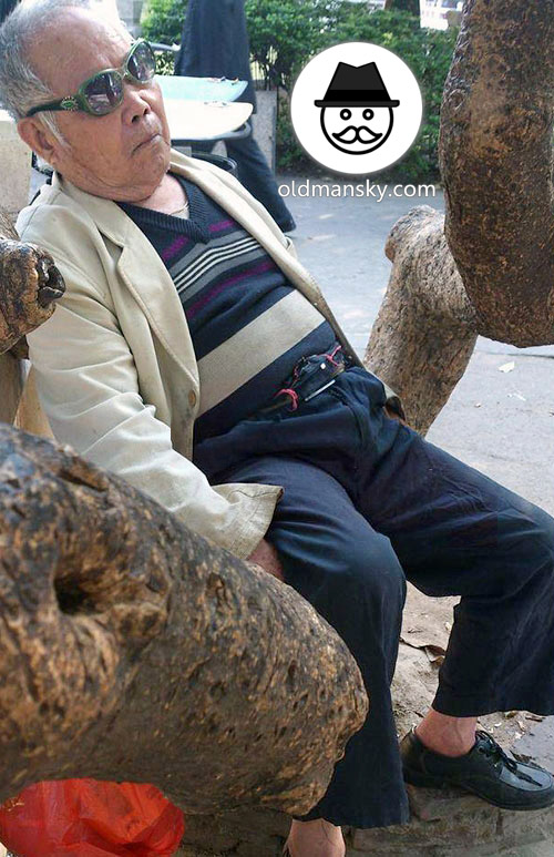 Sunglasses old man sat resting on the tree trunk_03