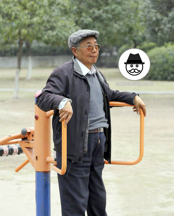 Glasses old man was doing exercise in the park_03