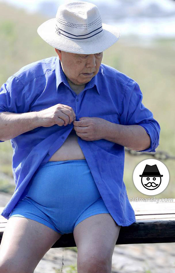 Tourist old daddy wore blue shirt was washing by the river_06
