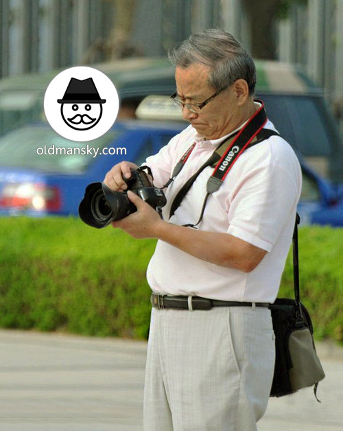 Glasses old daddy took photos in the park_03