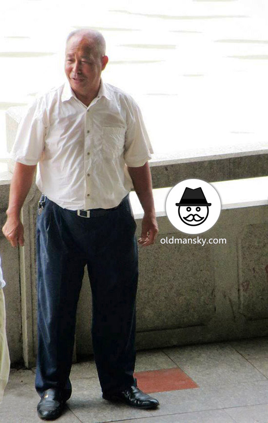 Old daddy wore white shirt was talking with his friend by the river_03