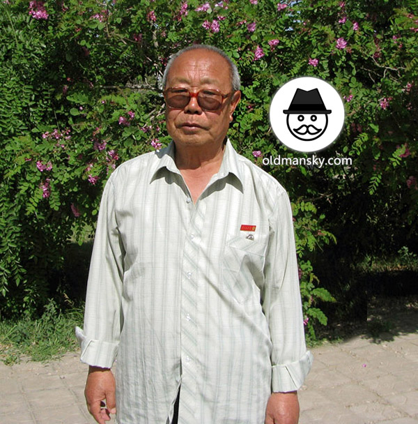 Sunglasses old man wore strip shirt took photos in the park_04