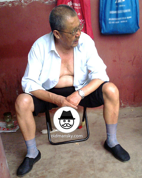 Glasses old daddy wore white shirt and black trousers sat by the roadside_04