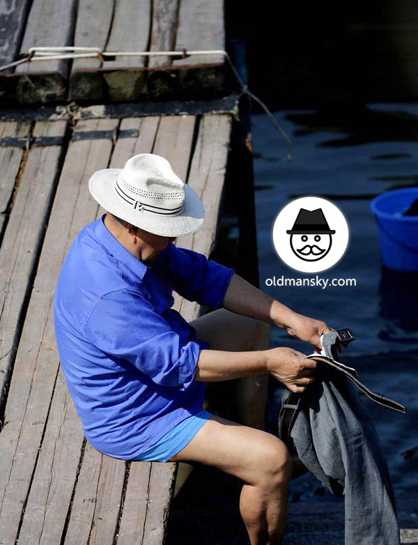 Tourist old daddy wore blue shirt was washing by the river_09