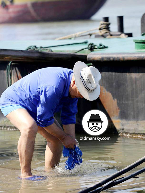 Tourist old daddy wore blue shirt was washing by the river_07