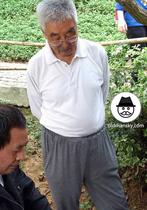 Glasses white hair old daddy watched people played poker in the park