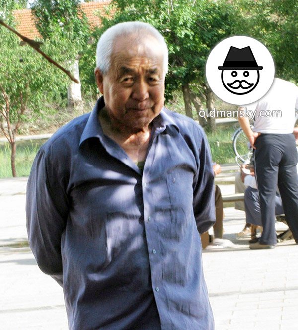 White hair old daddy wore blue shirt was watching people play pokers_04