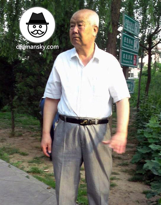 White hair old daddy wore white shirt and grey trousers talked in the park_03