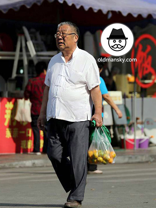 Glasses old daddy wore white shirt went to buy fruits - OLDMANSKY