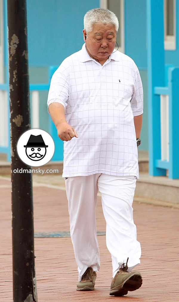 White hair old daddy wore white clothes walkes in the street_03
