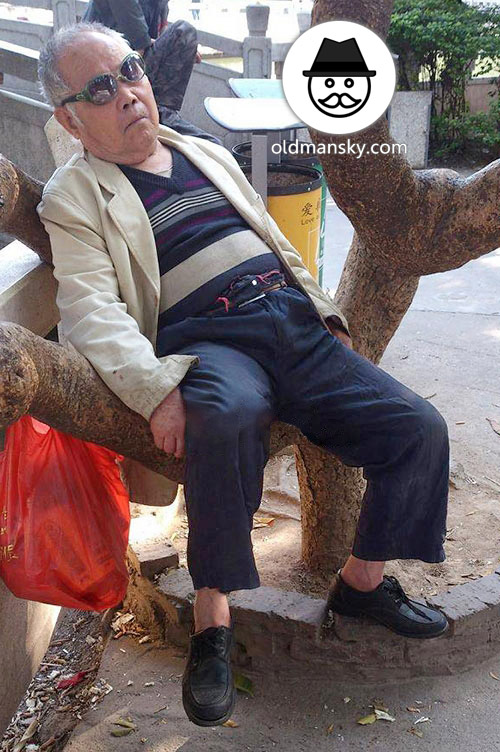 Sunglasses old man sat resting on the tree trunk_04