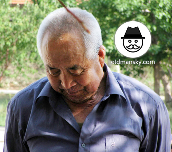 White hair old daddy wore blue shirt was watching people play pokers