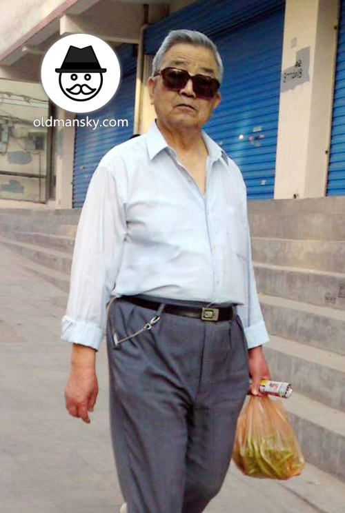 Sunglasses silver hair old man wore white shirt and blue trousers went shopping_02