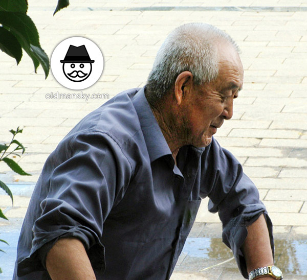 White hair old daddy wore blue shirt was watching people play pokers_06