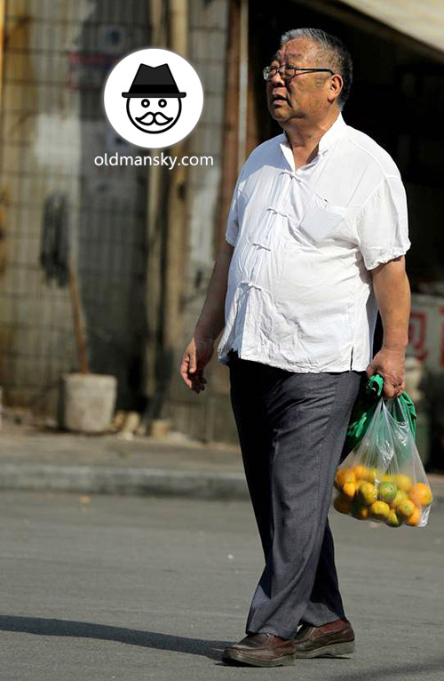 Glasses old daddy wore white shirt went to buy fruits - OLDMANSKY