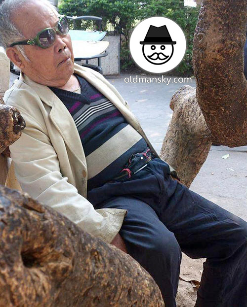 Sunglasses old man sat resting on the tree trunk_02