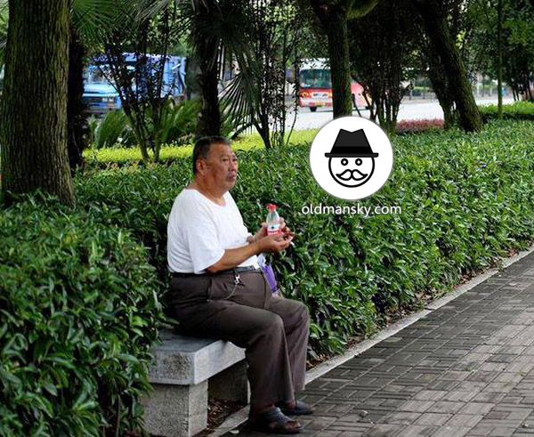 Fat old daddy was resting on the stone bench under the tree_04