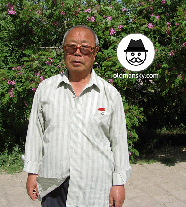 Sunglasses old man wore strip shirt took photos in the park_03