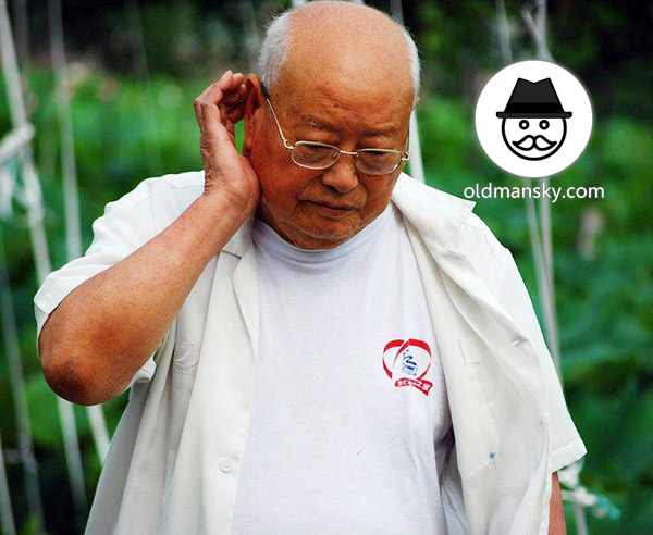 Glasses white hair old man wore white shirt walked by the lotus pond