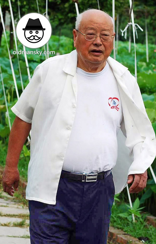 Glasses white hair old man wore white shirt walked by the lotus pond_02