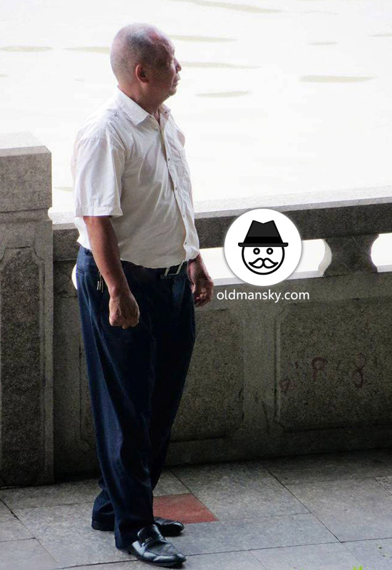 Old daddy wore white shirt was talking with his friend by the river_06