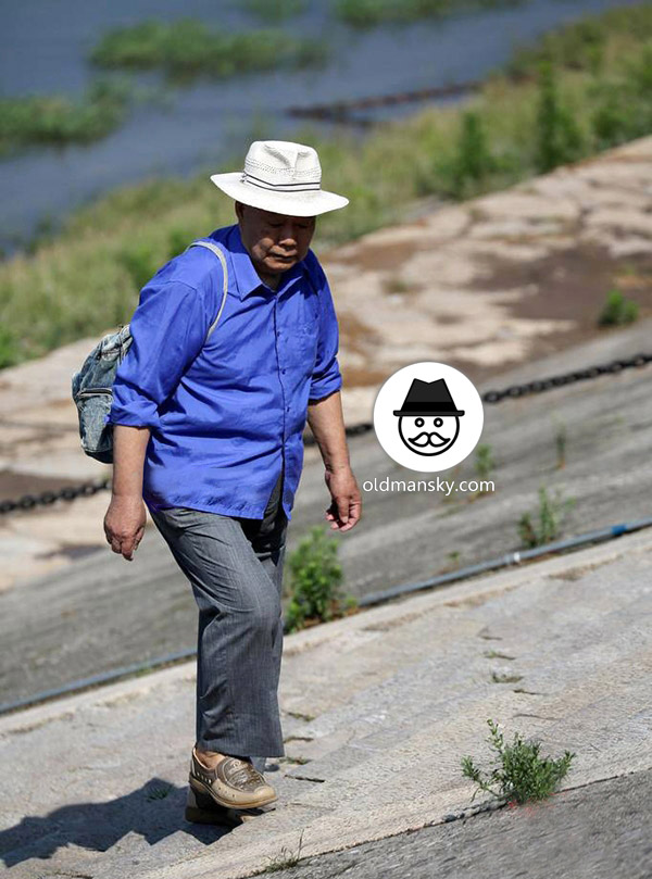 Tourist old daddy wore blue shirt was washing by the river_02