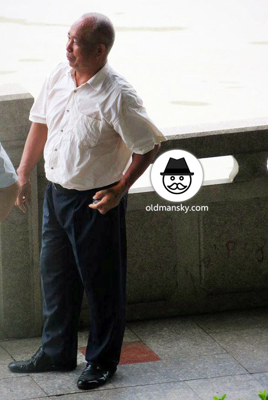 Old daddy wore white shirt was talking with his friend by the river_02