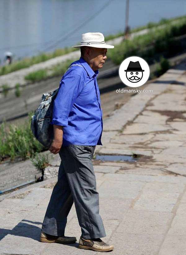 Tourist old daddy wore blue shirt was washing by the river_04