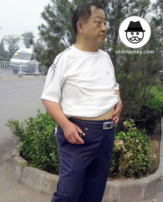 Old daddy wore white shirt and brown trousers was waiting car by the roadside_08