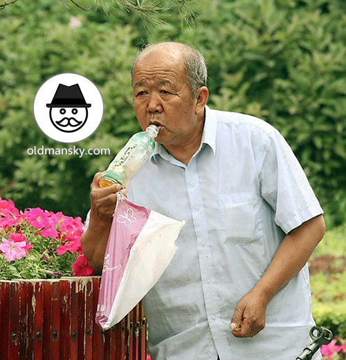 Old man wore white shirt was drinking in the park_02
