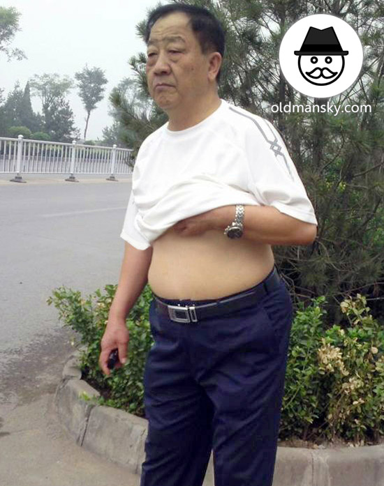 Old daddy wore white shirt and brown trousers was waiting car by the roadside_07