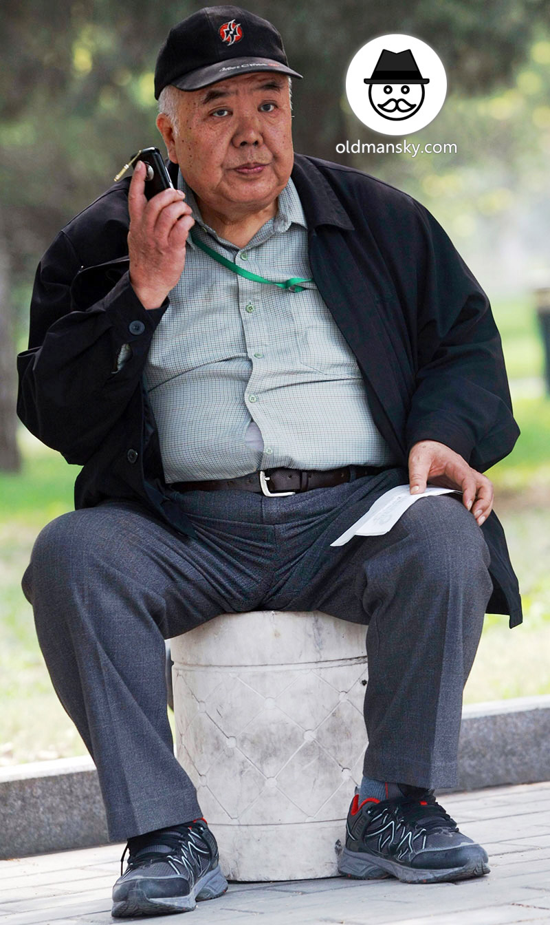 White hair old daddy wore black jacket and a black cap was calling in the park_08