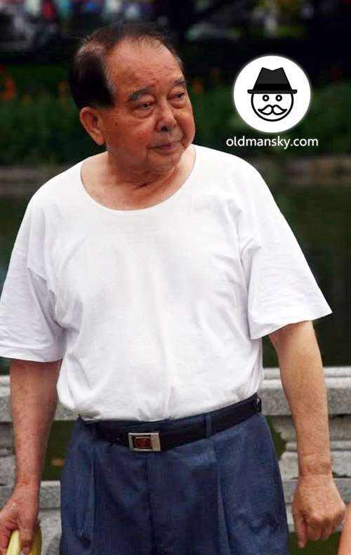 Old daddy wore white shirt and blue trousers in the park_04
