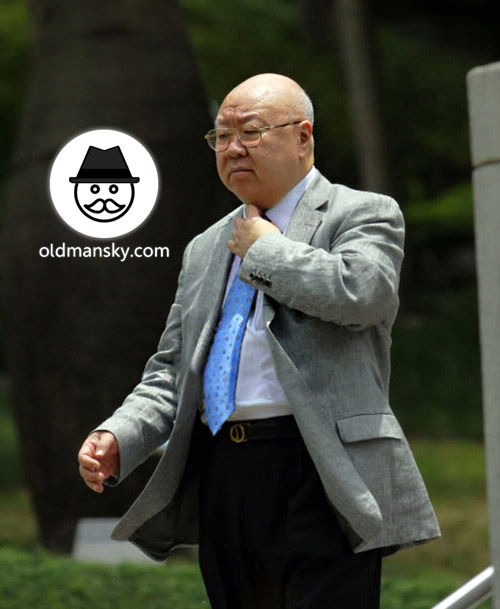 Bald head old daddy wore grey suit went to work_02