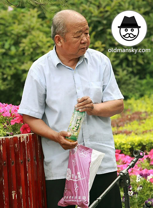 Old man wore white shirt was drinking in the park_03