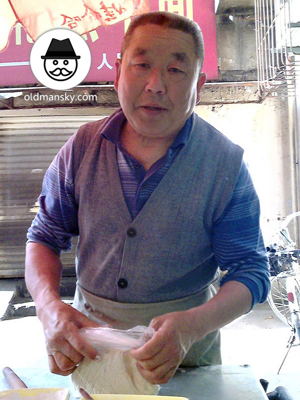 Old daddy was doing noodles in the morning_03