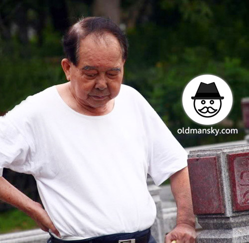 Old daddy wore white shirt and blue trousers in the park_02