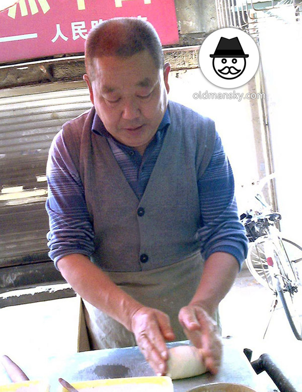 Old daddy was doing noodles in the morning_02