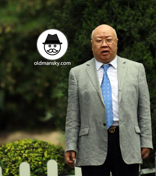 Bald head old daddy wore grey suit went to work_04