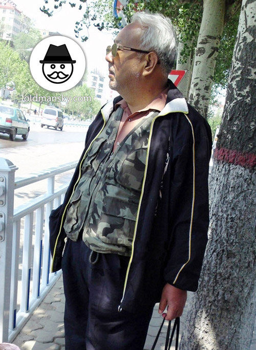 Sunglasses white hair old man was waiting bus in the bus station_03