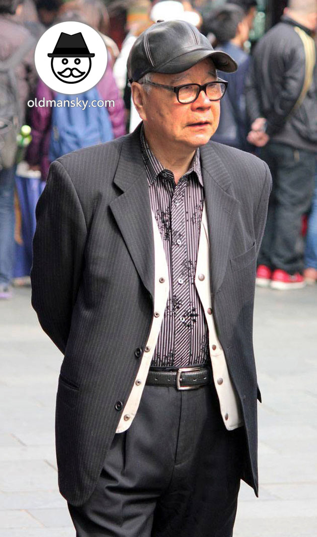 Glasses old man wore black suit and a cap walked in the street_05