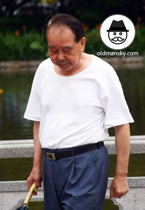 Old daddy wore white shirt and blue trousers in the park_03