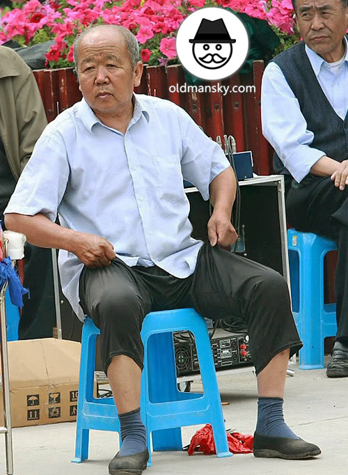 Old man wore white shirt was drinking in the park