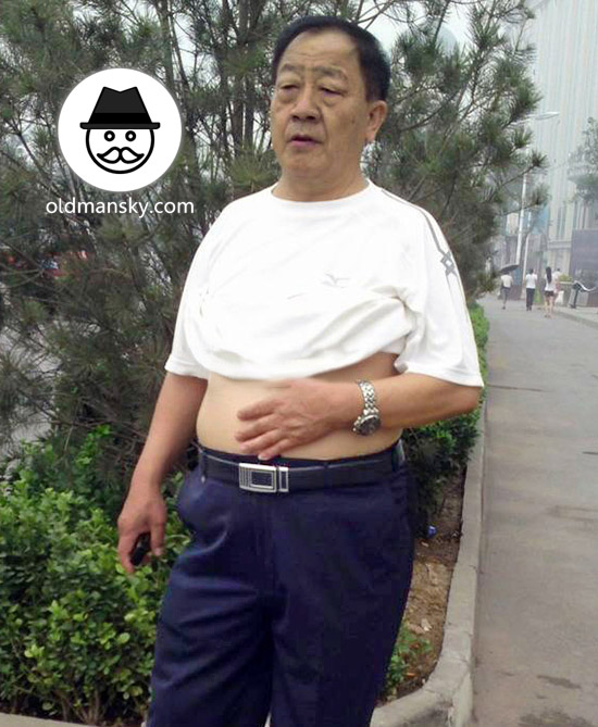Old daddy wore white shirt and brown trousers was waiting car by the roadside_03
